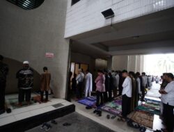 Salat Id di Halaman Kantor Gubernur Riau Dipindahkan ke Masjid Al Hidayah karena Hujan