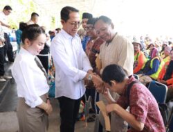 Amsakar Achmad dan Li Claudia Chandra Menyerahkan Bantuan dari Baznas kepada Disabilitas dan DLH Batam