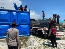 Polres Natuna Memasok Air Bersih ke Kampung Nelayan Puak