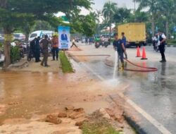 Ceceran Tanah Timbun di Jalan Sudirman Menyebabkan Kecelakaan, Satpol PP Pekanbaru Ikut Campur