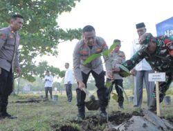Isa Imam Syahroni Mengajak Masyarakat Panipahan untuk Menanam Pohon dalam Rangka Peringatan Hari Bumi Melalui Gerakan Green Policing