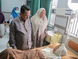 Bupati Rokan Hilir Melakukan Kunjungan ke Pasien di RSUD dr. Pratomo