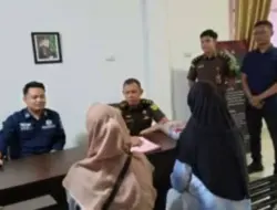 Kejari Bengkalis Menerima Penyerahan Dua Tersangka dalam Tahap II Kasus Korupsi Satpol PP