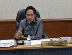 DPRD Riau mendesak pengusaha angkutan untuk mengurus izin guna mencapai target Pendapatan Asli Daerah (PAD)