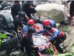 Travel Pekanbaru-Padang Terguling ke Jurang Setelah Gagal Menghindari Kendaraan Lain