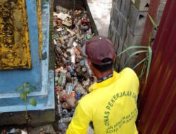Pasukan Kuning Dikerahkan untuk Membersihkan Drainase Jalan Kaswari yang Tersumbat oleh Sampah Plastik