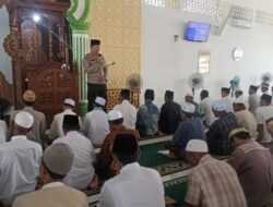 Kapolsek Sungai Batang Memperingatkan Bahaya Narkoba dan Karhutla saat Sholat Jum’at