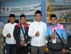 Plt Dirut BRK Syariah Mendampingi SF Hariyanto dalam Pelepasan JCH Riau di Batam