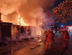 Tiga Tempat Usaha di Jalan Kuau Pekanbaru Dilalap Api