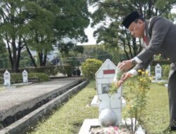 Bupati Kuansing Mengunjungi Makam Pejuang Kemerdekaan Datuk Bandaro Kuning di TMP Kusuma Dharma
