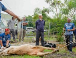 Bupati Herman Jamu Tukang Becak dan Petugas Kebersihan di Rumah Dinas pada Hari Kedua Iduladha