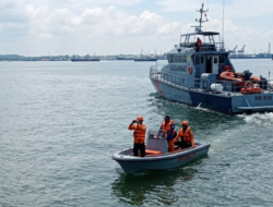 Tim SAR mencari Awak Kapal yang Hilang di Selat Rupat Dumai dengan Sisir Area Seluas 6,88 Mil Laut