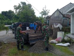Anggota Koramil Kabuh Berperan Aktif dalam Penurunan Material RTLH di Desa Mangunan dan Desa Karangpakis