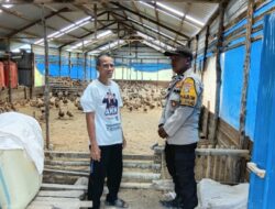 Bhabinkamtibmas Polsek Sungai Batang mendampingi peternak bebek dalam program ketahanan pangan dana BUMDes