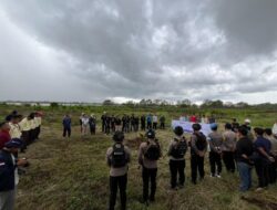Polsek Kateman Berkolaborasi dengan Buruh dan Manajemen PT Sambu Group untuk Menanam Bibit Pohon