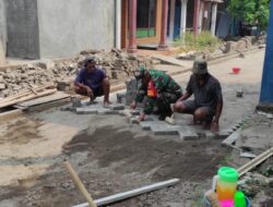 Sertu Sugeng bersama Warga Grobogan Bergotong Royong Bangun Jalan Desa