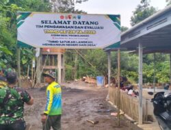 Pasukan Gabungan Bersama Masyarakat Memasang Spanduk Menyambut Kedatangan Tim Wasev Sterad TNI