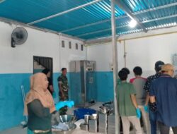 Babinsa Koramil Kabuh Mendampingi Penyaluran Makanan Bergizi Gratis di Desa Kabuh