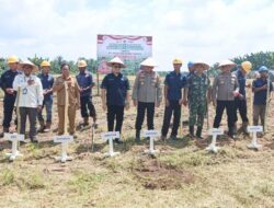 Kapolres Inhu Memimpin Penanaman Jagung Bersama PT PAS untuk Mewujudkan Ketahanan Pangan