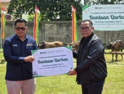 Agrinas Memperkuat Hubungan Sosial di Wilayah Kebun Sawit dengan Menyerahkan Puluhan Hewan Kurban