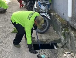 Tenaga Operasional Pemko Pekanbaru Membersihkan Saluran Tersumbat di Jalan Pangeran Hidayat