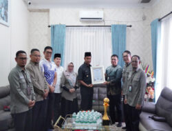 Bupati Kampar Menerima Penghargaan Terbaik sebagai Pembina BUMD Tahun 2026, Menunjukkan Keberhasilan Sinergi antara Pemda dan BPRS
