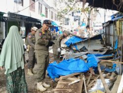 Satpol PP Inhil Melakukan Penertiban Kios di Eks Air Mancur dan Pasar Tengah untuk Mendukung Penataan Kota