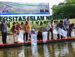 UIN Suska Riau Memperkuat Komitmen Pelestarian Alam dengan Penyebaran Benih Ikan